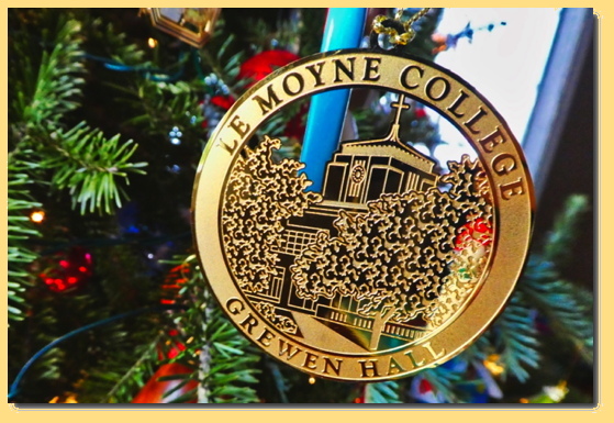 Le Moyne Xmas
                  medallion